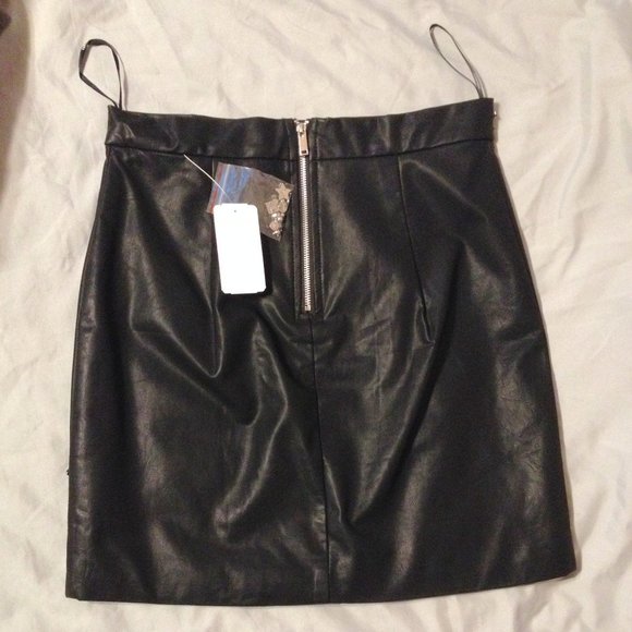 Forever 21 Faux Vegan Leather Black Studded Mini Skirt Size S - Picture 5 of 9